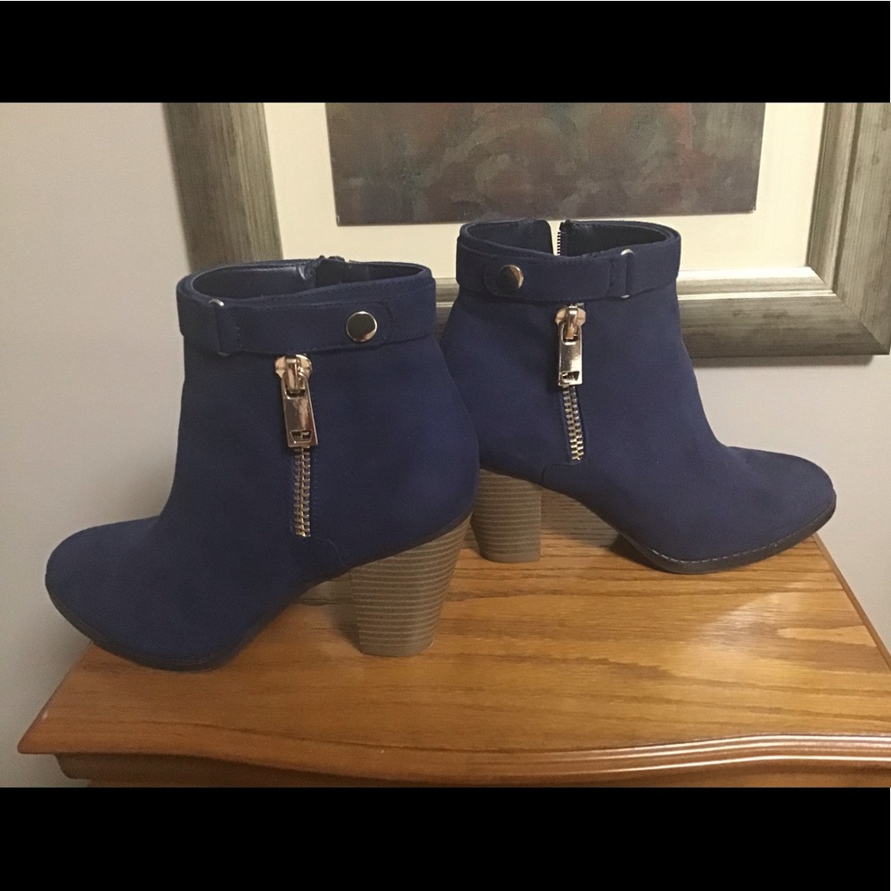 Women’s Apt 9 Ankle Boot Sz 8 Side zipper in blue.